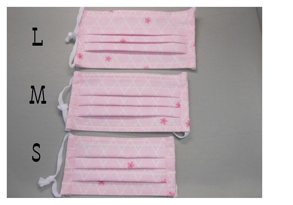３サイズから選べる和柄の布マスク　プリーツタイプ　重ね付けにもピッタリ　　ピンク地に桜柄 1枚目の画像