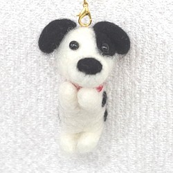 羊毛フェルト【犬】 赤いりぼんダルメシアン携帯ストラップ 1枚目の画像