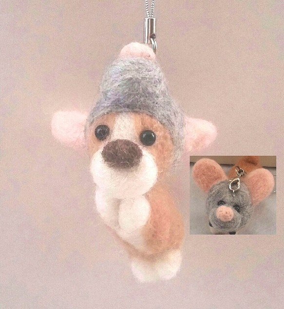 羊毛フェルト【犬】 ネズミを被ったコーギー携帯ストラップ 1枚目の画像