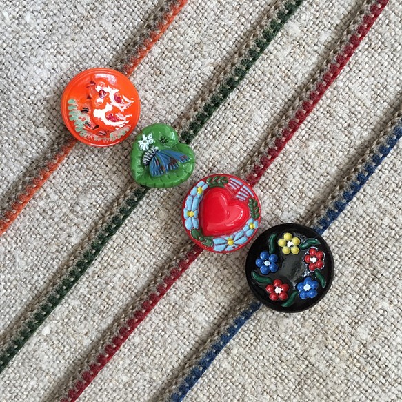 老物件玻璃鈕扣麻編手環 - 紅色愛心/藍蝶綠心/橘圓小雞 第1張的照片