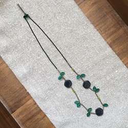 藍灰色果實項鍊 blue grey fruit and green leaves necklace 第1張的照片