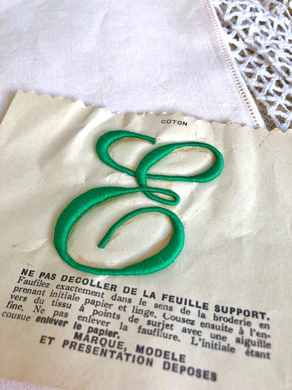 フランス蚤の市●アンティーク1920年イニシャル刺繍E●グリーン52mm×45mm 1枚目の画像