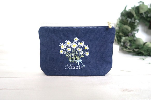 マーガレット刺繍の名前入りポーチ ポーチ Starlily 通販 Creema クリーマ ハンドメイド 手作り クラフト作品の販売サイト