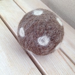 羊毛フェルトの鈴入りボール ブラウン 1枚目の画像