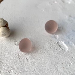小粒の磨りガラスのノンホールピアス（桃色） 1枚目の画像