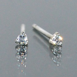 1.5mm 一粒ダイヤモンド 3本爪スタッズピアス PT900(プラチナ)-