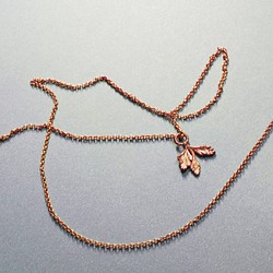 小さなシダの葉のネックレス、赤い銅の手作りの花飾り、シンプルな本物のシダの銅のネックレス#LUNALUNA 1枚目の画像