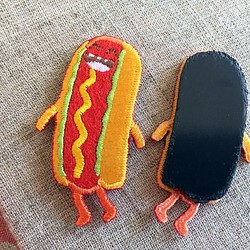 布繡磁鐵-歡樂速食系列 歪腰熱狗堡 第1張的照片