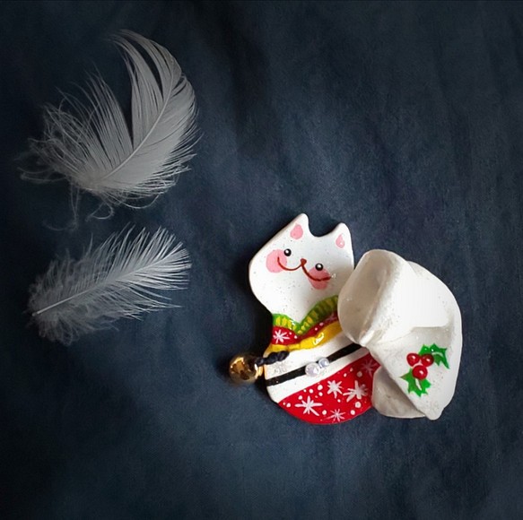 『Creema限定クリスマス2020』白猫さん着物ブローチ！ ピンバッチ 帯留め 変更可能。 手作り 一点物 1枚目の画像