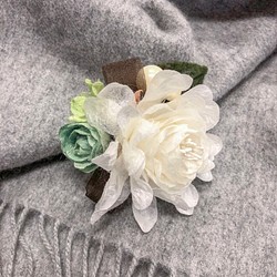 ホワイトダリアとフレッシュグリーンのミニバラと小花のコサージュ 〜オーガンジーのリボンとパールを添えて 1枚目の画像