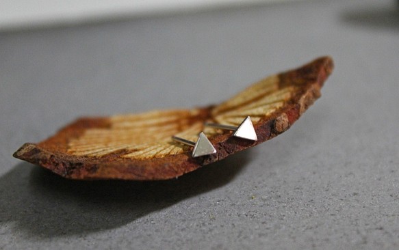 簡約系-三角型亮面耳釘式925銀 第1張的照片