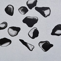 黑白 山石 點點 靈 空間 哲學 手繪畫布作品 第1張的照片