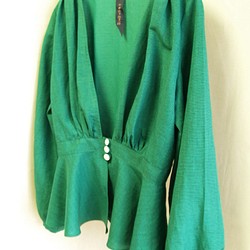 これからの季節、羽織れるブラウス～クールなグリーンカラーはイタリア素材 1枚目の画像