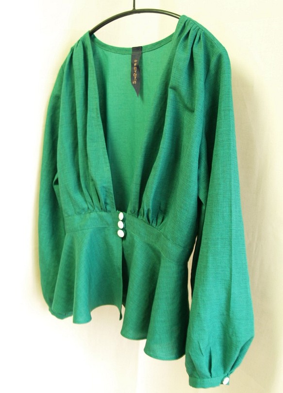 これからの季節、羽織れるブラウス～クールなグリーンカラーはイタリア素材 1枚目の画像