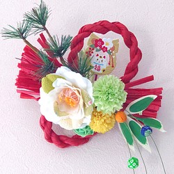 真っ白なちりめん椿の華やかお正月飾り 1枚目の画像