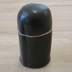 謎のフタもの（陶器）　黒マット 1枚目の画像