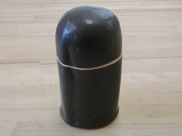 謎のフタもの（陶器）　黒マット 1枚目の画像