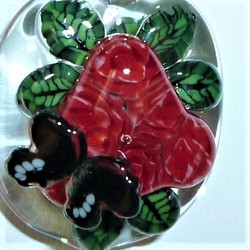 赤いバラと黒アゲハ蝶（ガラス、一点物、とんぼ玉、ペンダント） 1枚目の画像