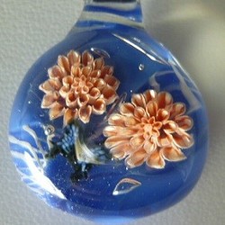 ダリアと蝶ＮＯ.1（ガラス、ネックレス、花、蝶） 1枚目の画像