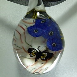 蝶とブルーモザイク　（ガラス、ペンダント、蝶） 1枚目の画像