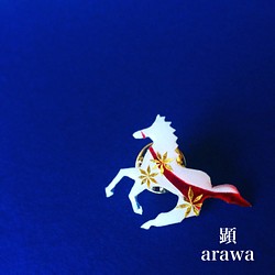 速馬 -Hayauma-　白金紅（ピンバッチ）【和柄アートアクセサリー】 1枚目の画像
