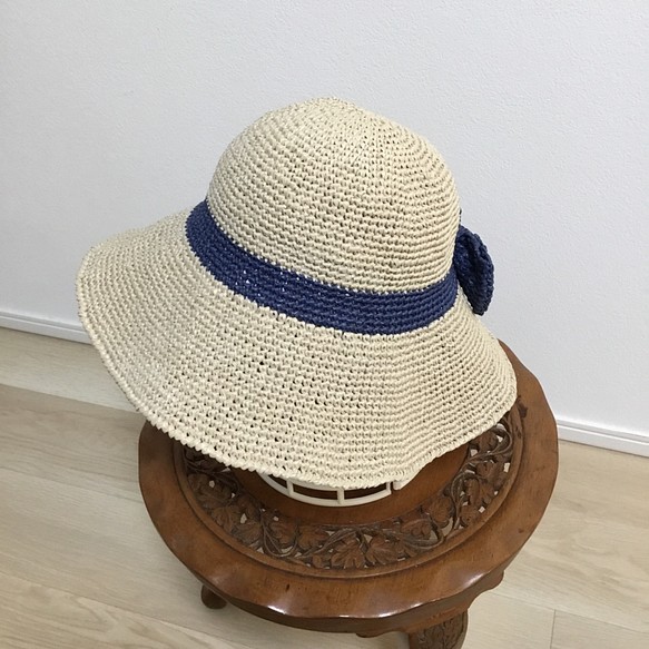 かぎ針編みの帽子（同素材のリボン付き）（UVカット効果のあるエコアンダリヤ使用）① 1枚目の画像
