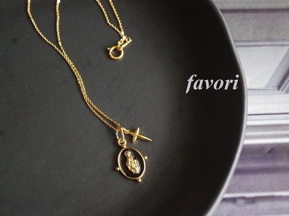 Gold metal charm necklace 1枚目の画像