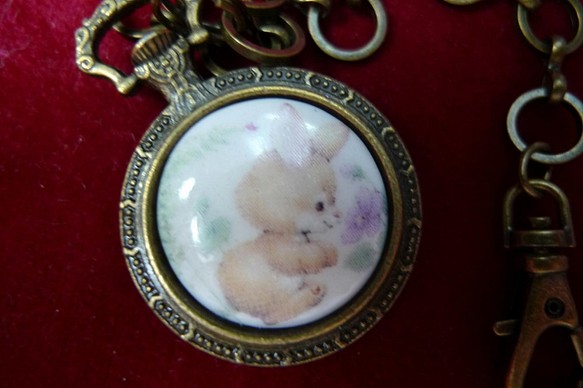 白磁ポーセラーツのバッグチャーム　時計形のウサギ　金古美 1枚目の画像