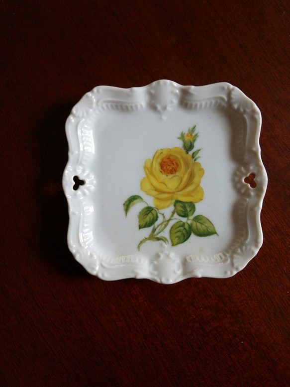 黄色のバラの小皿 1枚目の画像