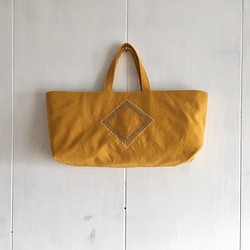 《夏sale》刺繍入り 横長くったり黄色い鞄 1枚目の画像