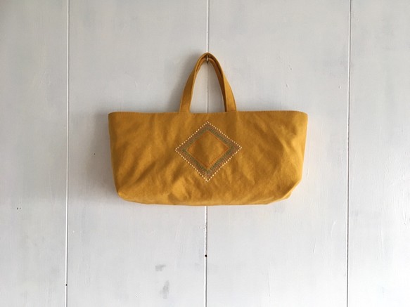 《夏sale》刺繍入り 横長くったり黄色い鞄 1枚目の画像