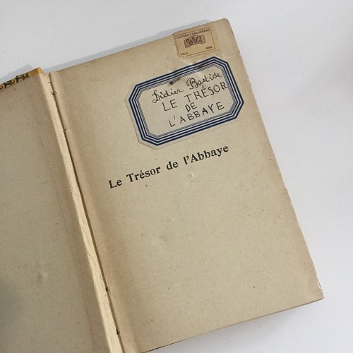 希少＊洋書古書フランス語の本「Le Trésor de l'Abbaye」コラージュ