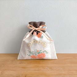 スカート屋さんが作った巾着ポーチ サーモンピンクのレトロなお花柄巾着 1枚目の画像
