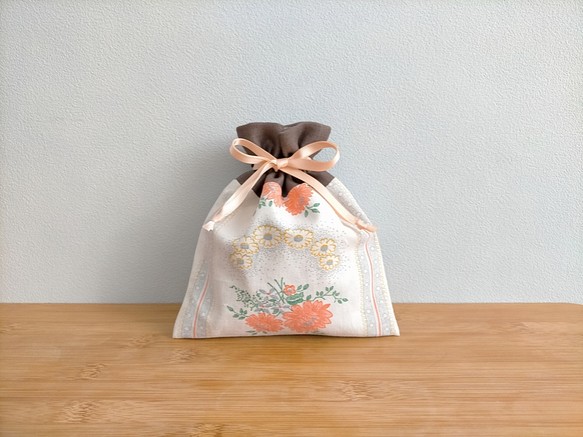 スカート屋さんが作った巾着ポーチ サーモンピンクのレトロなお花柄巾着 1枚目の画像