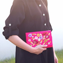 手刺繍のタフタシルクショルダークラッチバッグ【フューシャピンク】 1枚目の画像