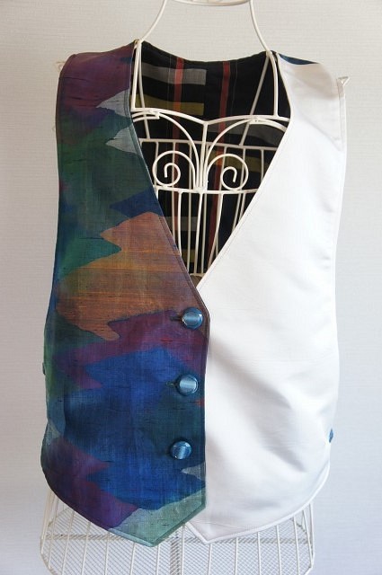 ハンドメイド　着物リメイク　正絹（一部正絹帯を使用）　リバーシブルベスト 1枚目の画像