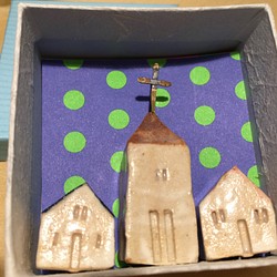 【小さな家シリーズ①】教会と小さな家　陶器　ミニチュア　教会　クリスマス　森 1枚目の画像