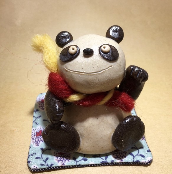 【福招きシリーズ①】招きパンダ(大熊猫）の置物　陶器　招き猫　 1枚目の画像