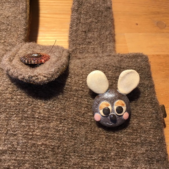 【sale】ネズミくんバッジ　ネズミ　ねずみ　ブローチ　陶器　 1枚目の画像