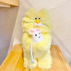 ねずみさんを持ったレモン色猫さん 1枚目の画像