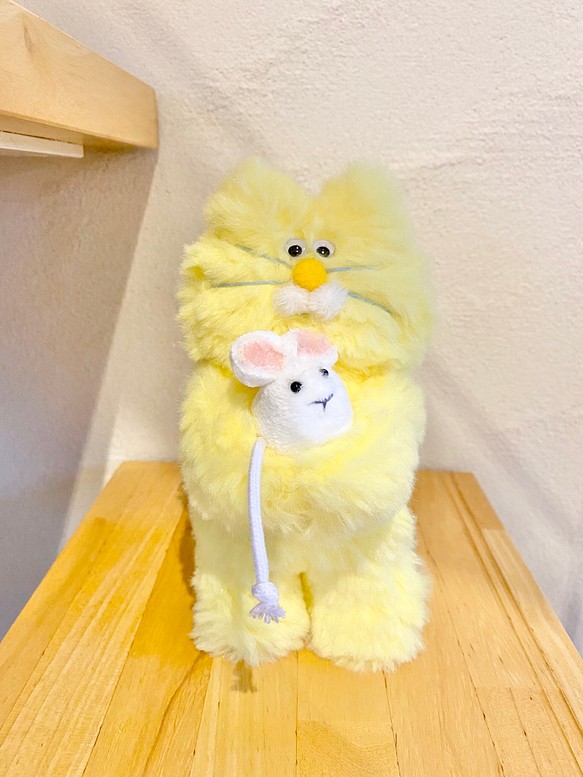 ねずみさんを持ったレモン色猫さん ぬいぐるみ Mino 通販 Creema クリーマ ハンドメイド 手作り クラフト作品の販売サイト