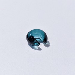 ●【販売終了】ガラスイヤーカフ "プレーン" -ディープシー- 1枚目の画像