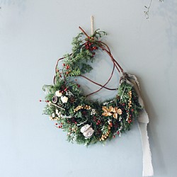 コニファーと木の実のクリスマスリースドライフラワー - ドライフラワー