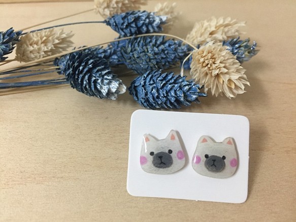 小さな灰色の猫の猫のシリーズ手はイヤリングイヤリングを作った 1枚目の画像