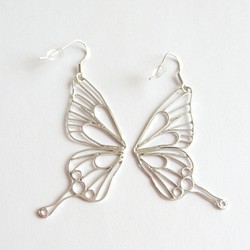蝴蝶（L）鉤形耳環/銀色 第1張的照片