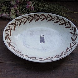 粉引楕円皿 フクロウ 1枚目の画像