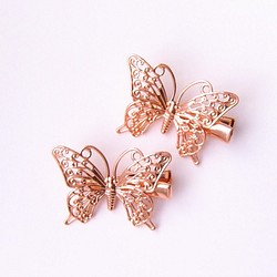 2個・蝶々の透かしパーツ付きヘアクリップ・ピンクゴールド・20031655 1枚目の画像