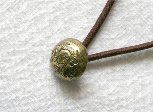 フランスアンティーク・ボタンへアゴム／ゴールド紋章（AFB-059) 1枚目の画像