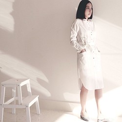 簡約現代風格白色襯衫款裙 / 天然植物纖維製成 第1張的照片