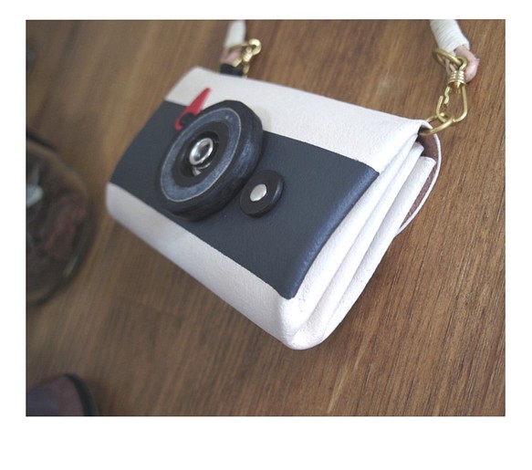 カメラモチーフのレザーコンパクト財布　小銭入れ 1枚目の画像